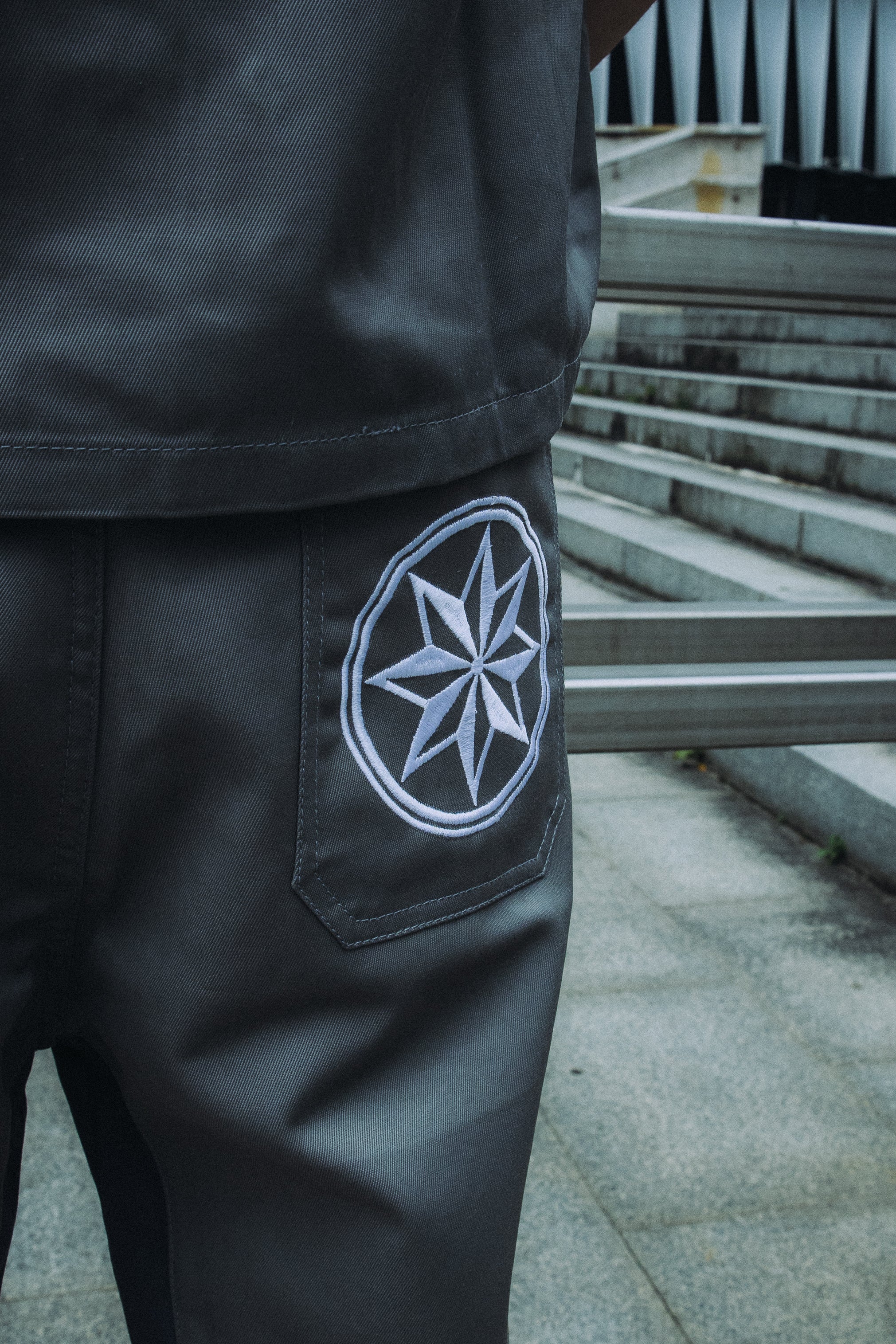 Pantalón Corto Gray "Join The Circle"